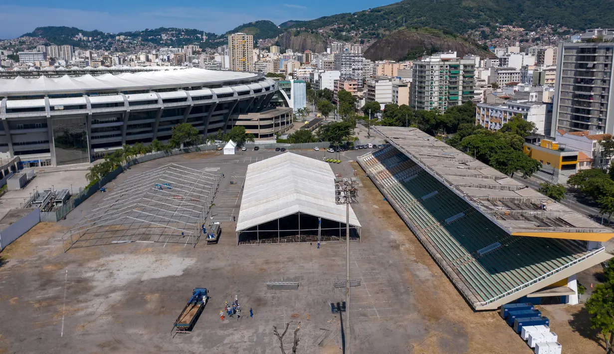 Pandangan udara dari rumah sakit darurat yang didirikan untuk pasien terinfeksi virus corona di kompleks stadion Maracana, Rio de Janeiro, Kamis (2/4/2020). Sebagian kompleks stadion paling terkenal di Brasil itu diubah menjadi rumah sakit lapangan selama pandemi Covid-19. (MAURO PIMENTEL/AFP)
