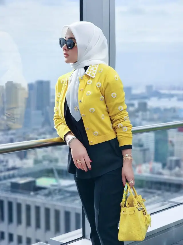 6 Mix and Match Outfit Kuning untuk Hijabers ala Syahrini, Cetar Tanpa Norak
