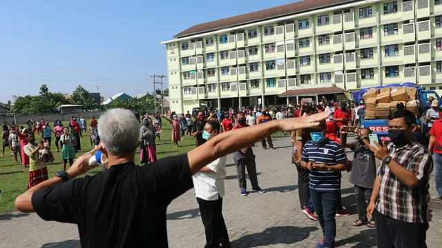 Gubernur saat membagikan bantuan dalam melawan Covid-19 di Rusun Kaligawe Kota Semarang. (Foto: Liputan6.com/Felek Wahyu)