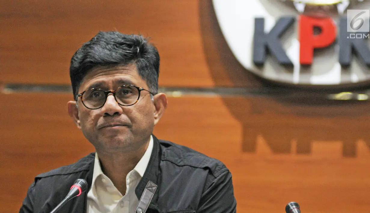 Wakil ketua KPK,  Laode M Syarif saat memberikan keterangan pers OTT Bupati Lampung Tengah Mustafa di Gedung KPK, Jakarta, Kamis (15/02). KPK melakukan operasi senyap di Jakarta dan Lampung Tengah sejak Rabu, 14 Februari. (Liputan6.com/Herman Zakharia)