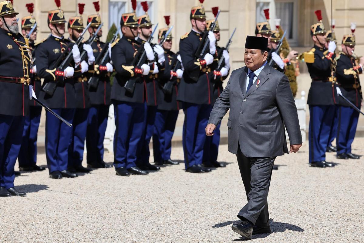 FOTO: Presiden Macron Sambut Hangat  Prabowo di Istana Elysee Paris