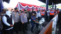 Kapolri Jenderal Listyo Sigit Prabowo meninjau pelaksanaan mudik di Terminal Purabaya, Surabaya, Jawa Timur, Rabu (27/4/2022).