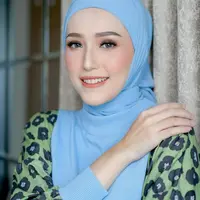 Adelia Pasha terlihat cantik dengan hijab berwarna biru muda. Hijabnya dilingkarkan di leher dengan membentuk bagian segitiga di dada, gaya hijab yang bisa membingkai wajahnya dengan apik. Foto: Instagram.