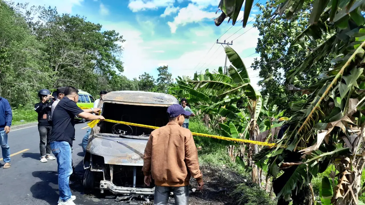 mobil pembawa uang isi ulang mesin atm terbakar