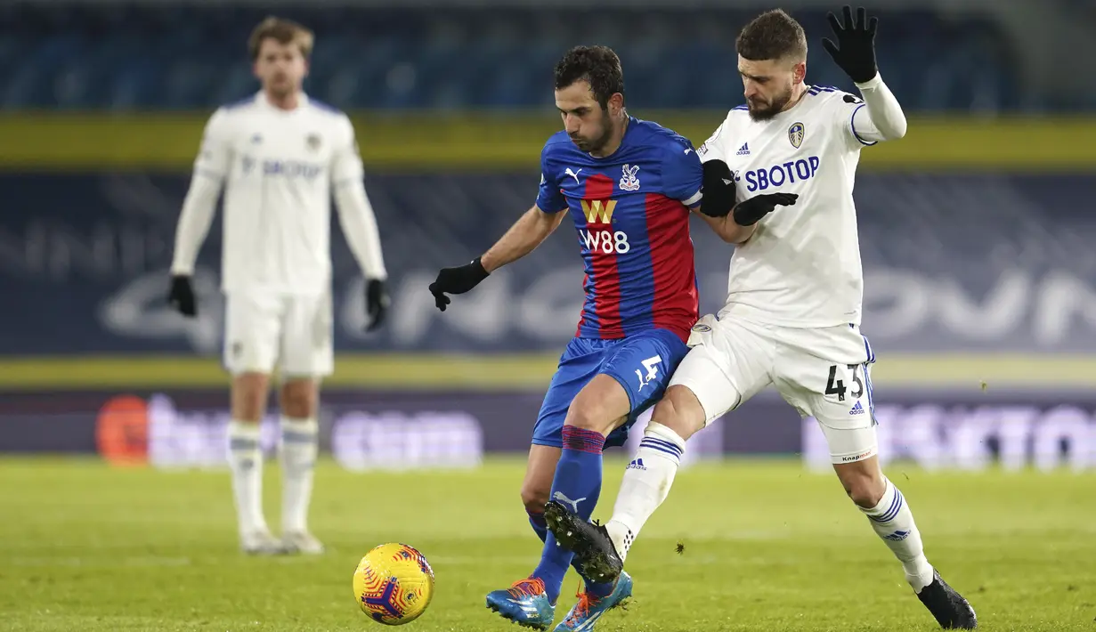 Gelandang Crystal Palace,  Luka Milivojevic membawa bola dari kawalan gelandang Leeds United, Mateusz Klich  pada pertandingan lanjutan Liga Inggris di Stadion Elland Road di Leeds, Inggris, Selasa (9/2/2021). Leeds United menang atas Crystal Palace 2-0. (AP Photo/Jon Super, Pool)