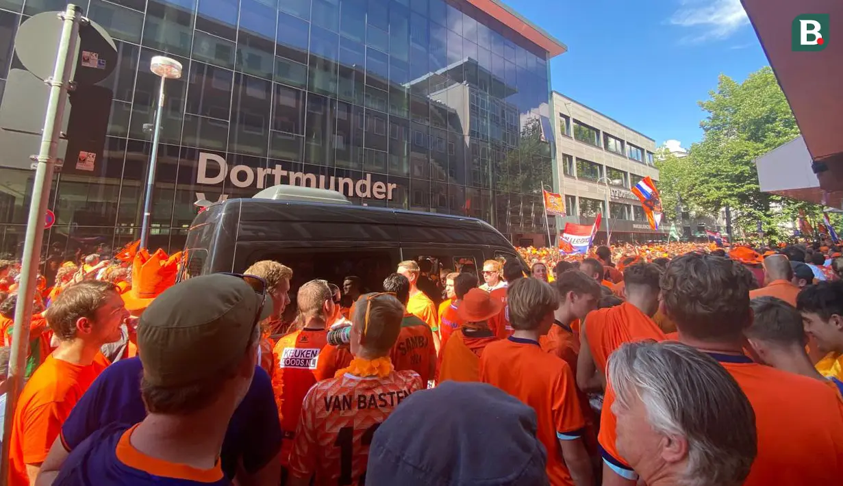 Para pendukung Belanda berkumpul di depan Stasiun Besar Dortmund, Rabu (10/7/2024). Lautan oranye sudah terlihat sejak pukul 15.00 waktu setempat atau 6 jam sebelum kick-off laga semifinal Euro 2024 antara Belanda menghadapi Inggris. (Bola.com/Gerendo Pradigdo)