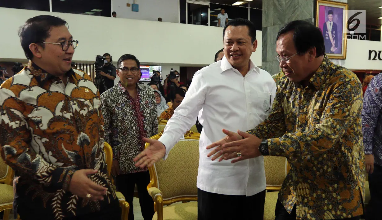 Ketua DPR Bambang Soesatyo, Wakil Ketua DPR Fadli Zon bertemu dengan Dirjen Pajak Robert Pakpahan (keempat kanan) saat melaporkan SPT Tahunan Pribadi kepada Direktorat Jenderal Pajak, Jakarta, Kamis (8/3). (Liputan6.com/Johan Tallo)