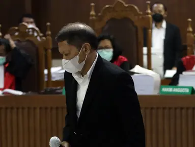Terdakwa dugaan korupsi pengadaan tiga unit QCC PT Pelindo II tahun 2010, Richard Joost Lino saat sidang pembacaan tuntutan di Pengadilan Tipikor, Jakarta, Kamis (11/11/2021). RJ Lino dituntut pidana penjara 6 tahun, denda Rp500 juta subsider 6 bulan kurungan. (Liputan6.com/Helmi Fithriansyah)