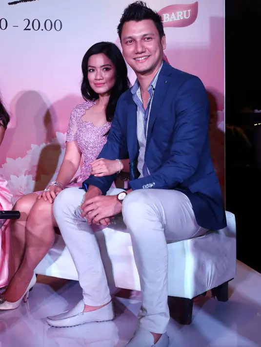 "Dia ajak nonton, bukan film romantis tapi film horor. Tapi bioskopnya sepi yang ternyata sudah dihiasi bunga semuanya. Dia jarang kasih bunga selama belasan tahun kenal. Sekalinya kasih berkesan banget," kenang Titi Kamal. (Nurwahyunan/Bintang.com)