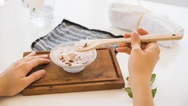 Menggunakan Body Scrub