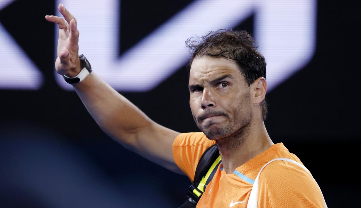 Petenis Spanyol, Rafael Nadal, tampak kecewa usai ditaklukkan petenis Amerika Serikat, Mackenzie McDonald, pada Australian Open 2023 di Melbourne Park, Rabu (18/1/2023). Nadal kalah 6-4, 6-4, 7-5 dari Mackenzie. (AP Photo/Asanka Brendon Ratnayake)