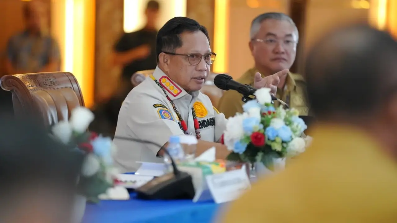 Menteri Dalam Negeri (Mendagri) yang juga Kepala BNPP Tito Karnavian memimpin rapat koordinasi bersama Pemkab Malinau di Kantor Bupati Malinau, Kaltara.