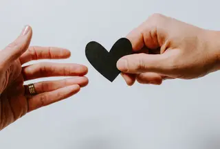 ilustrasi hubungan cinta/Photo by Kelly Sikkema on Unsplash