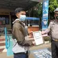 Agnisah (19) salah seorang peserta vaksinasi yang mendapatkan reward SIM gratis mengaku senang sekaligus bangga mengikuti program vaksinasi yang diselenggarakan polres Tasik. (Liputan6.com/Jayadi Supriadin)