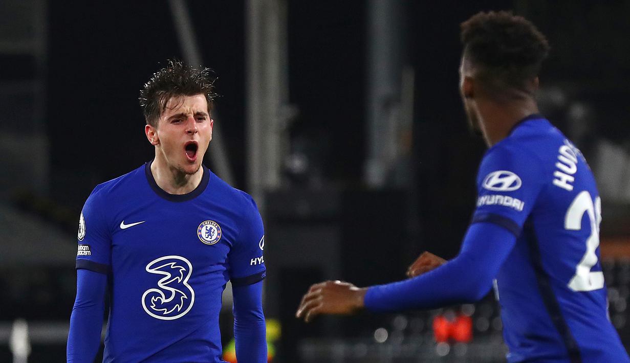 Gelandang Chelsea, Mason Mount (kiri) melakukan selebrasi usai mencetak gol ke gawang Fulham dalam laga lanjutan Liga Inggris 2020/21 pekan ke-18 di Craven Cottage, Sabtu (16/1/2021). Chelsea menang 1-0 atas Fulham. (AFP/Clive Rose/Pool)