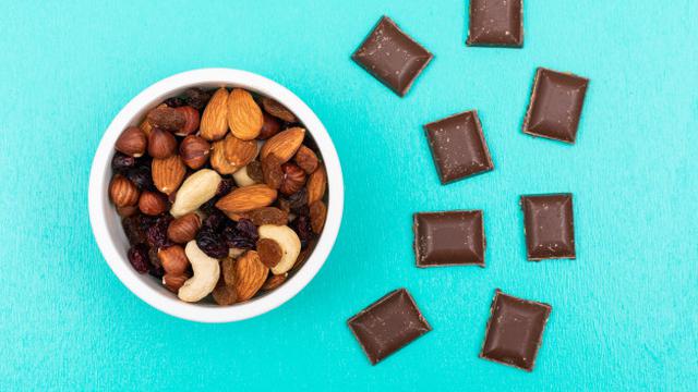 Snack Kacang dan Buah Kering