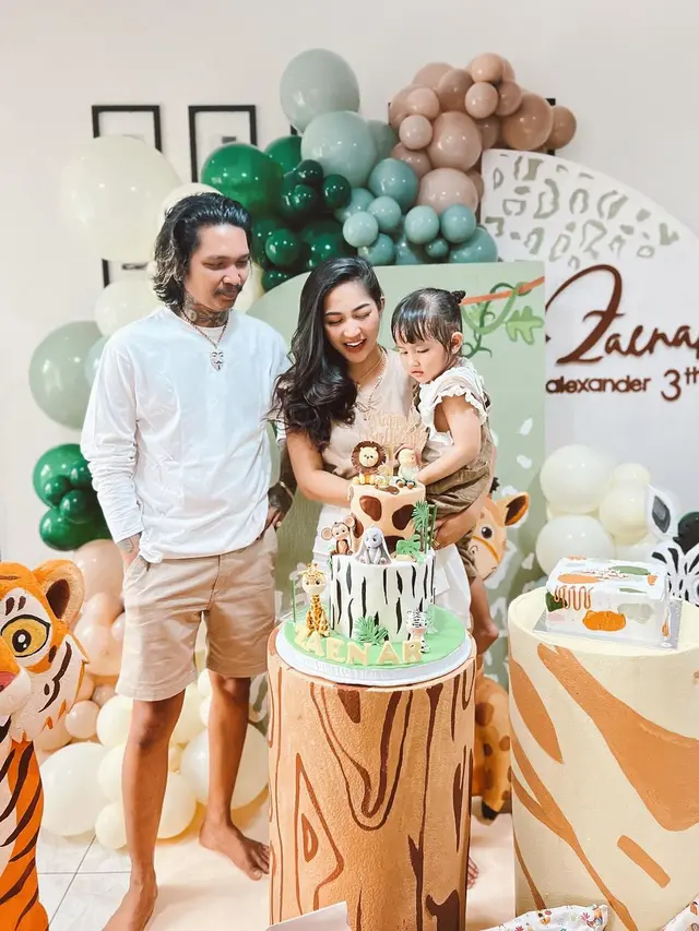 6 Potret Young Lex di Ultah Sang Anak, Tampil Berkumis Disebut Mirip Limbad