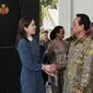 Putri Mary bersalaman dengan Sri Sultan Hamengkubuwono X saat ia berkunjung ke Yogyakarta