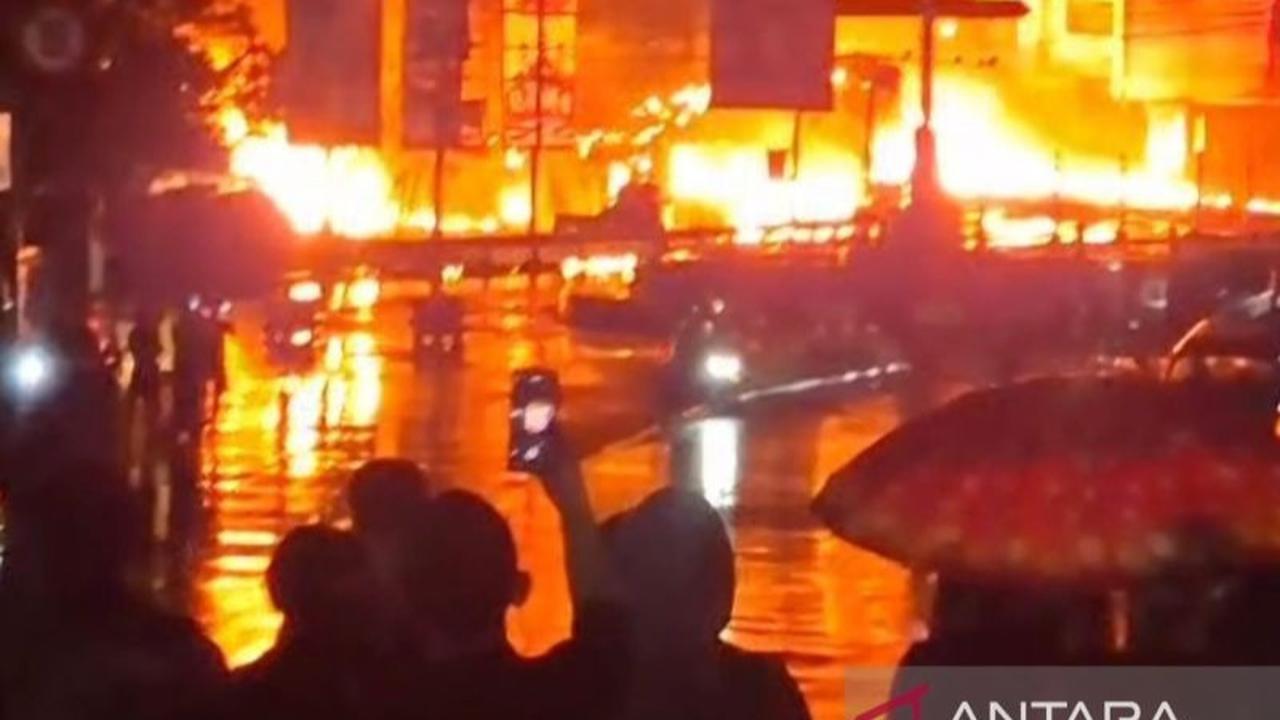 Mengejutkan! Detik-detik Kebakaran Dahsyat Akibat Truk Tangki BBM Cianjur Terguling, Api Lalap Ruko dan Pusat Perbelanjaan