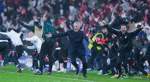 Sebuah momen hampir mustahil terjadi di Estadio da Luz, Lisbon. Ketika waktu hampir habis dan harapan Benfica tampak memudar, justru sang kiper, Anatoliy Trubin, muncul sebagai pahlawan. Gol sundulannya di menit ke-98 menjadi penutup laga penuh drama yang mengantar Benfica asuhan Jose Mourinho ke babak play-off Liga Champions. (AP Photo/Armando Franca)
