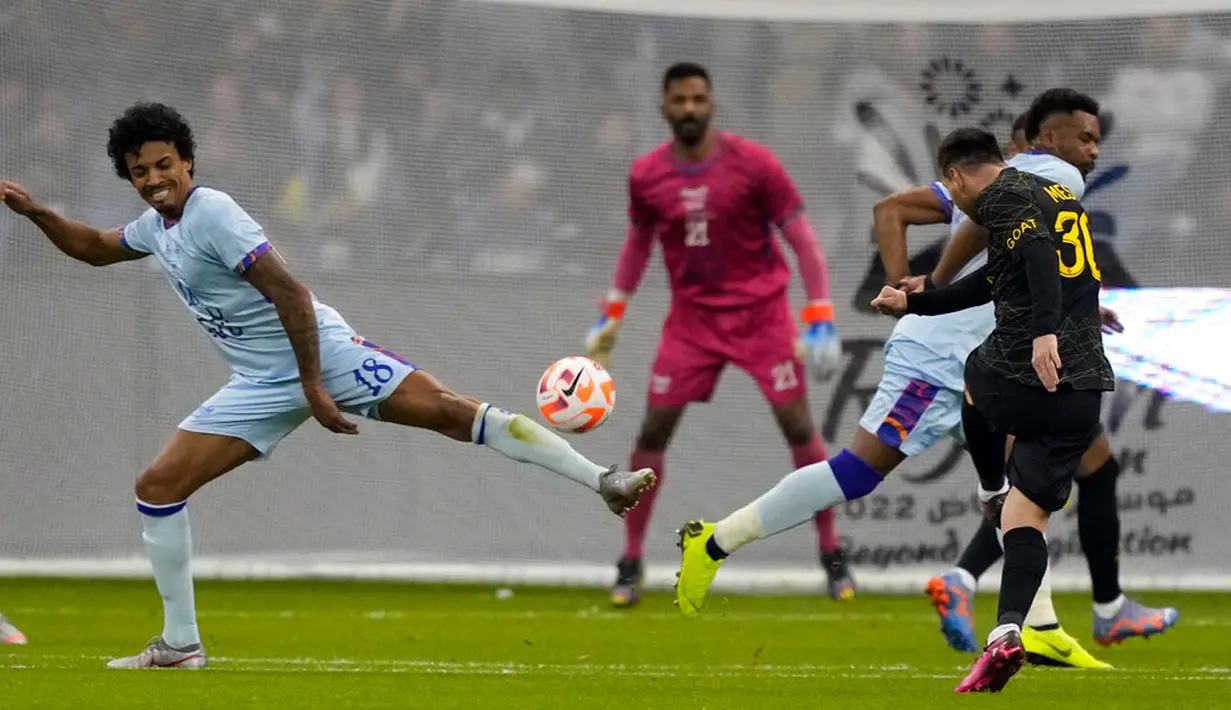 Pemain Paris Saint-Germain (PSG) Lionel Messi (kanan) berusaha mencetak gol ke gawang Riyadh All Star pada pertandingan sepak bola persahabatan di King Saud University Stadium, Riyadh, Arab Saudi, 19 Januari 2023. PSG mengalahkan Riyadh All Star dengan skor 5-4. (AP Photo/Hussein Malla)