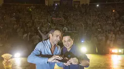 Ramainya anggota Inter Club Indonesia yang mengikuti acara puncak Gathering Nasional ke-4 membuat Youri Djorkaeff mengajak Erick Thohir untuk melakukan selfie di GWK, Bali, Sabtu (29/8/2015). (Bola.com/Vitalis Yogi Trisna)