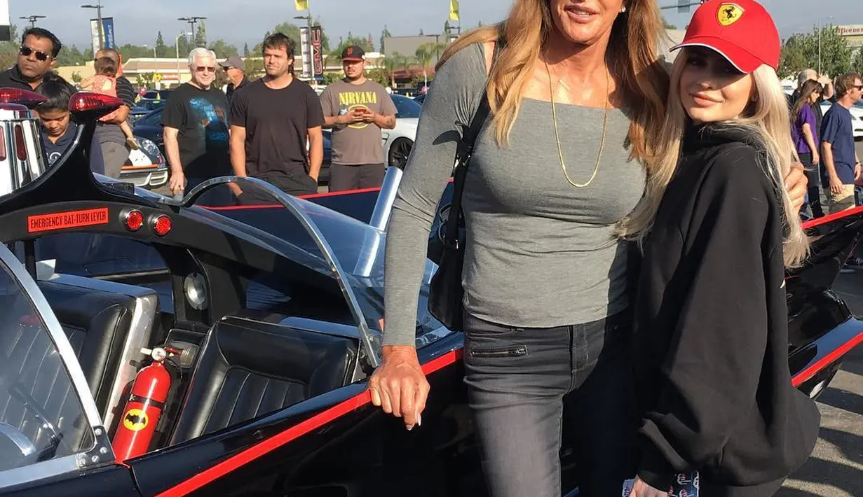 Dilansir dari HollywoodLife, Caitlyn Jenner tengah berusaha agar bisa menemani Kylie Jenner di ruang persalinan. (instagram/caitlynjenner)