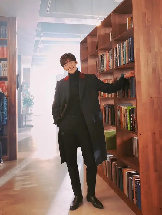 Profesinya sebagai aktris dan model membuat Lee Jong Suk kerap menjadi ikon fashion [instagram/jongsuk0206]