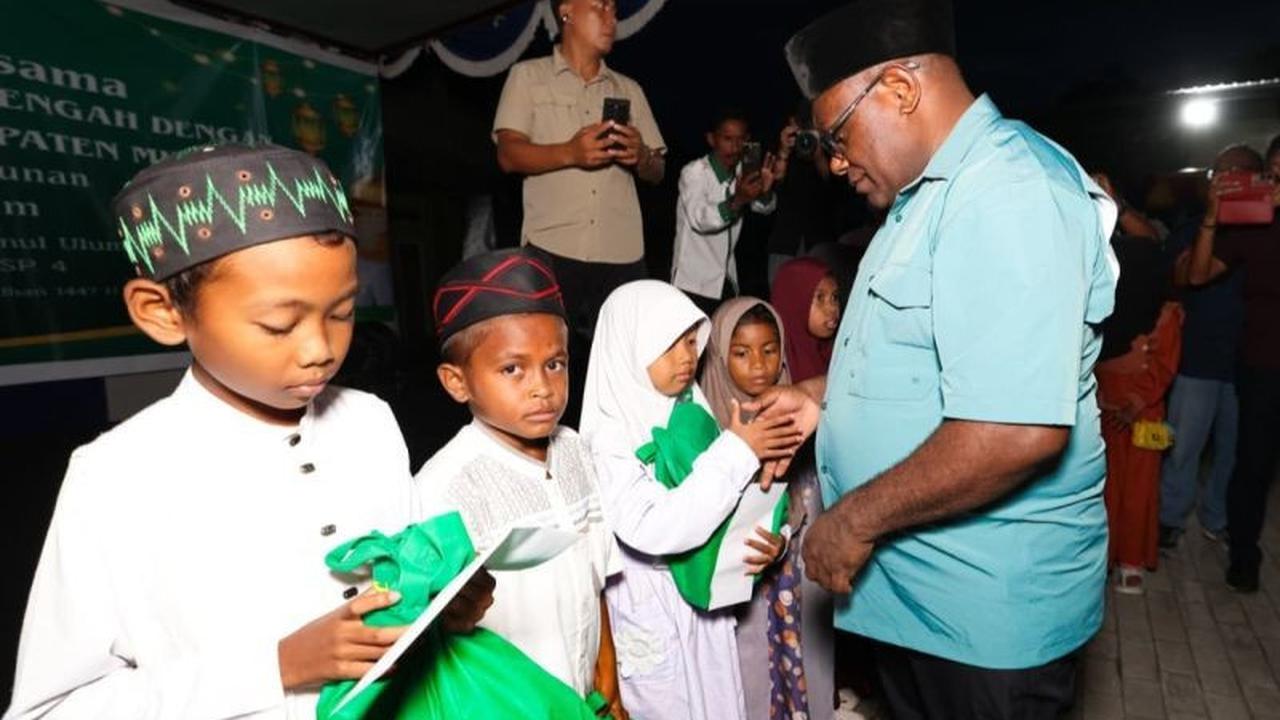 Gubernur Papua Tengah Meki Nawipa Santuni Ratusan Anak Yatim di Mimika, Perkuat Kepedulian Sosial Ramadan
