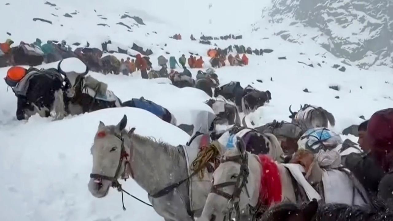 FOTO: Terjebak Badai Salju di Tibet, Pendaki Tewas dan Ratusan Diselamatkan dari Lembah Karma