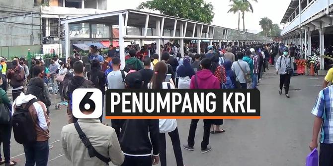 VIDEO: Penumpang KRL Bogor Antre Mengular hingga ke Jalan Raya
