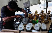 FOTO: Jelang HUT ke-79 RI, Permintaan Plakat dan Piala Melonjak