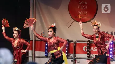 Sejumlah penari membawakan tarian Bali pada acara Asia Fest 2023 di Arena Nasional, Bucharest, Rumania, Minggu (24/9/2023). Asia Fest merupakan festival yang mengedepankan budaya dan tradisi Timur. (Liputan6.com/Herman Zakharia)