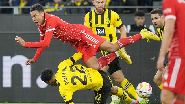 Foto: Permainan Keras dan Prahara Injury Time di Laga Der Klassiker