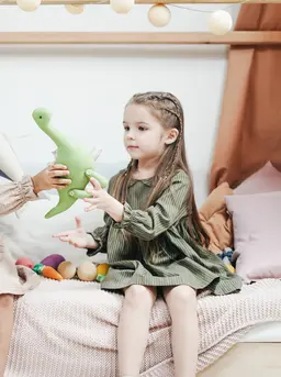Ilustrasi dua anak perempuan bermain dengan boneka. (Sumber foto: Pexels.com)