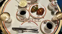 Sajian kopi Marrakech Morning, kaya&nbsp;croissant, serta menu musiman,&nbsp;King of Africa Coffee, Banana Croissant di Bacha Coffee Plaza Indonesia, Jakarta. (Liputan6.com/Asnida Riani)