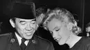 Ir. Soekarno dan Marilyn Monroe, aktris, penyanyi dan juga model terkenal asal Amerika Serikat. (via duniadalamsejarah.blogspot.co.id)