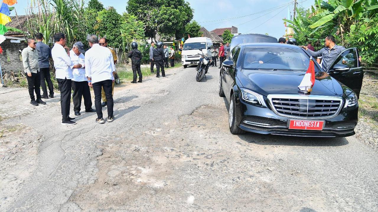Ditemui oleh awak media usai meninjau pompanisasi di Desa Bandan Hurip, Kabupaten Lampung Selatan, Presiden Jokowi menjelaskan peristiwa tersebut.<br>