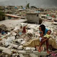 Melihat para korban dan ambruknya banyak bangunan bakal bikin hatimu teriris. | via: independent.co.uk