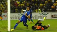 Ferdinand Sinaga usai cetak gol cepat di Gresik (M Risyal Hidayat/Antara Foto)
