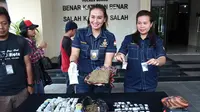 Kasat Narkotika Ajun Komisaris Polisi (AKP) Yuni Purwanti Kusuma Dewi  membeberkan barang bukti sitaan