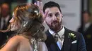 Bintang sepak bola, Lionel Messi  menyapa awak media usai melangsungkan pernikahan di Rosario, provinsi Santa Fe, Argentina (30/6). Acara ini dihadiri banyak pesepakbola dan selebriti termasuk penyanyi pop Shakira. (AFP Photo/Eitan Abramovich)