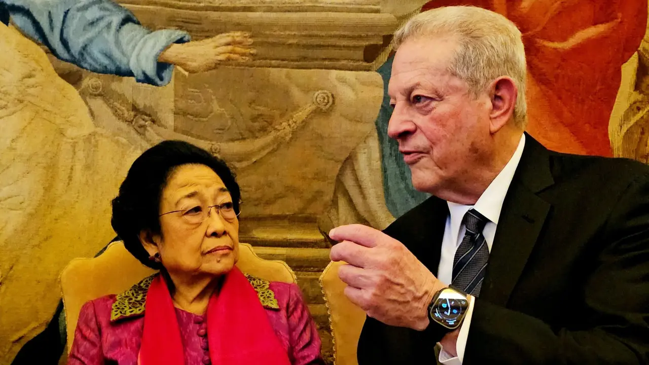 Presiden Kelima RI yang juga Ketua Umum PDI Perjuangan (PDIP) Megawati Soekarnoputri bercengkrama dengan mantan Wakil Presiden Amerika Serikat Al Gore saat break World Leaders Summit on Children's Rights di Vatikan.