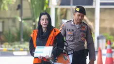Tersangka kasus dugaan korupsi pengadaan barang dan jasa outsourcing (tenaga alih daya) serta lainnya di lingkungan Pemerintah Kabupaten Pekalongan untuk tahun anggaran 2023–2026, Fadia Arafiq (kiri), saat tiba di Gedung Merah Putih Komisi Pemberantasan Korupsi (KPK), Jakarta, Rabu (29/4/2026). (merdeka.com/Arie Basuki)