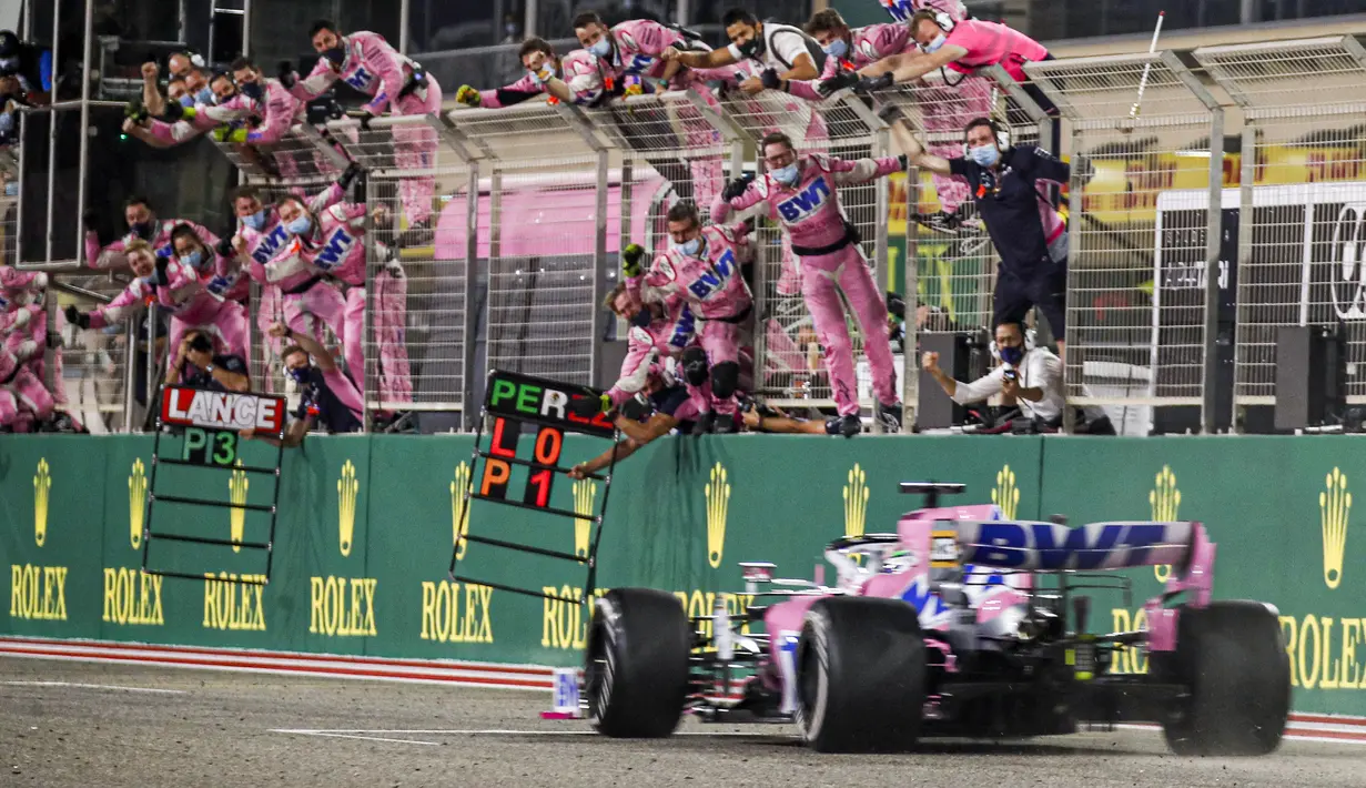Kru pebalap Racing Point, Sergio Perez merayakan kemenangan timnya saat menjuarai Formula 1 GP Sakhir 2020 yang berlangsung di Bahrain International Circuit, Sakhir, 6 Desember 2020. (AFP/Pool/Hamad I Mohammed)