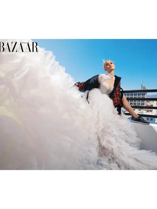 Sebelumnya Agnez Mo juga pernah bergaya dengan gaun pengantin untuk pemotretan bersama Bazaar Vietnam. Ia mengenakan ball gown dengan atasan semi transparan sequin yang menawan. Gaun ini dipadukan dengan cropped bomber jacket. [@agnezmo]