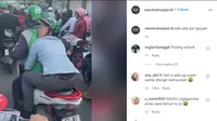 Dilansir akun Instagram @newdramaojol.id, terlihat seorang penumpang ojol tertidur sangat pulas di tengah kemacetan.