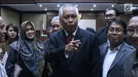 Terpidana suap hakim dan panitera PTUN Medan, OC Kaligis (tengah) bersama koleganya usai sidang pengajuan permohonan PK ke-2 di PN Jakarta Pusat, Rabu (10/4). Sebelumnya, MA mengabulkan PK OC Kaligis dan mengurangi masa penahanan OC Kaligis sebanyak tiga tahun. (Liputan6.com/Helmi Fithriansyah)