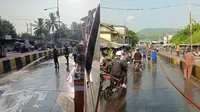 Tumpahan Oli di Jalan Kalianda Bikin Pemotor Berjatuhan, Damkar Turun Tangan