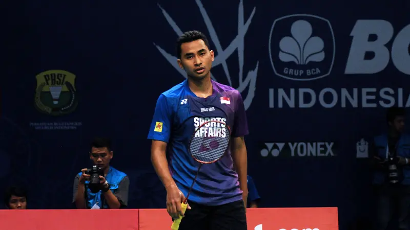 Pebulutangkis tunggal putera Indonesia, Tommy Sugiarto berjalan lesu saat laga melawan  pemain Hong Kong, Wei Nan di BCA Indonesia Open 2016 di Istora Senayan Jakarta, Rabu (1/6/2016).  Tommy kalah 16-21, 14-21. (Liputan6.com/Helmi Fithriansyah)